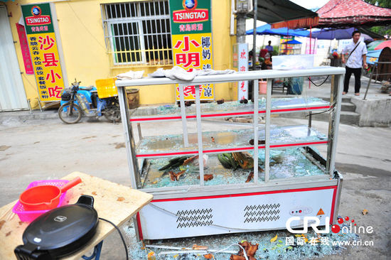 三亞發(fā)生打砸事件 10余輛車多個店鋪“受傷”(高清組圖)