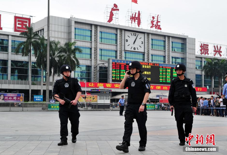 圖為廣州特警在案發(fā)現(xiàn)場戒備。