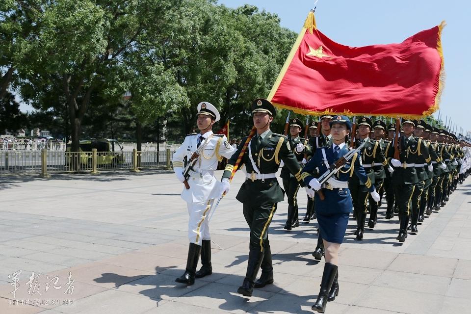 中國三軍儀仗隊首現(xiàn)女儀仗兵身影