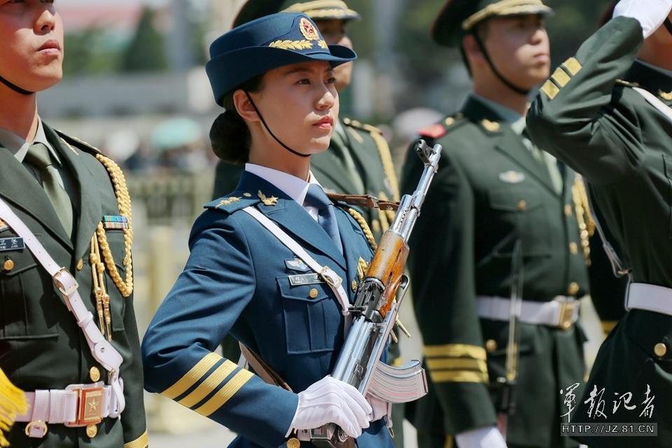 中國三軍儀仗隊首現(xiàn)女儀仗兵身影