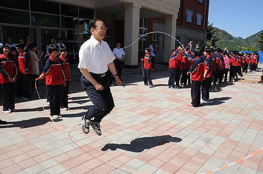 溫家寶在河北省興隆縣六道河中學(xué)作地理講座