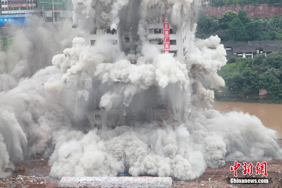 6月6日13時，貴州仁懷茅臺大橋及鐘樓整體爆破成功。