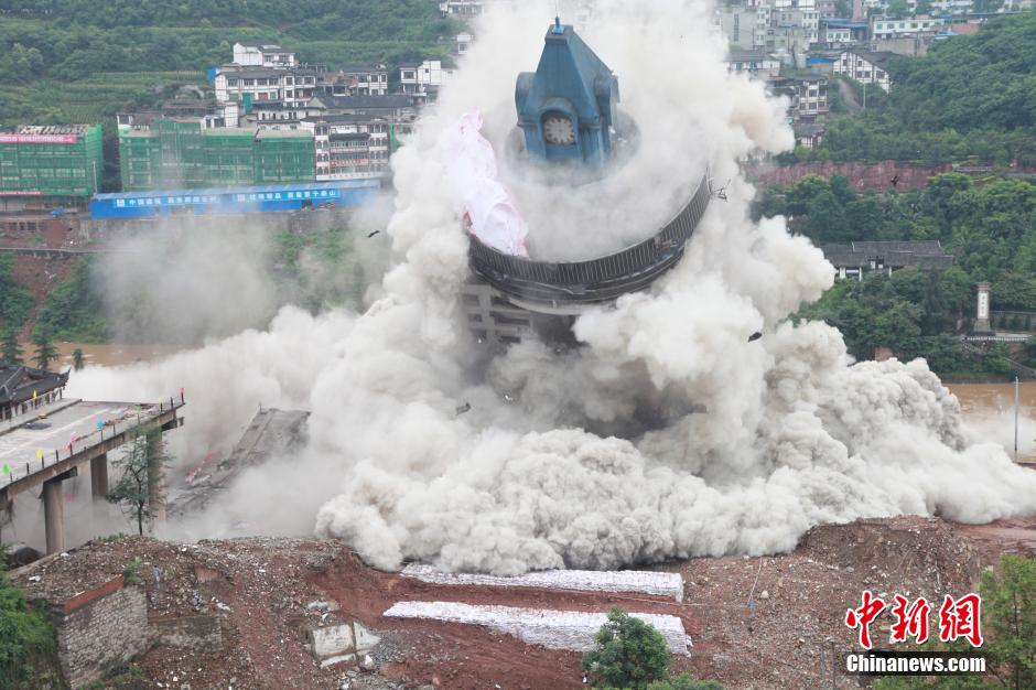 6月6日13時，貴州仁懷茅臺大橋及鐘樓整體爆破成功。