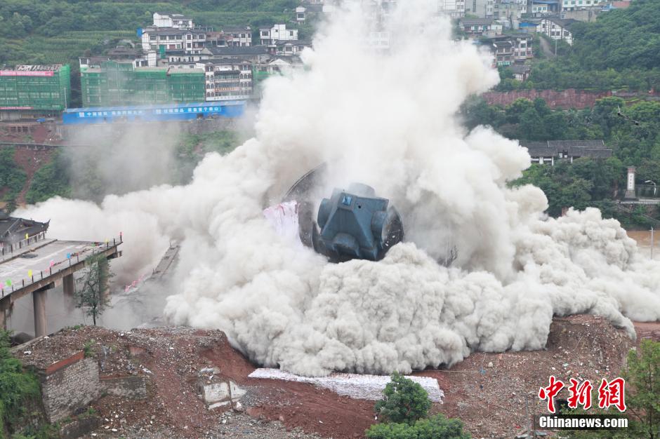 6月6日13時，貴州仁懷茅臺大橋及鐘樓整體爆破成功。