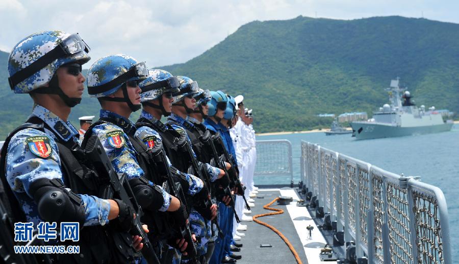 6月9日，在三亞某軍港，海口艦官兵及隨艦出海的特戰(zhàn)隊(duì)員離開(kāi)碼頭。