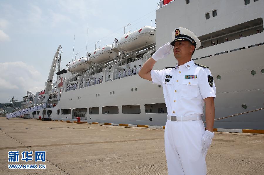  6月9日，在浙江舟山某軍港，和平方舟醫(yī)院船船長(zhǎng)章榮華請(qǐng)示起航。