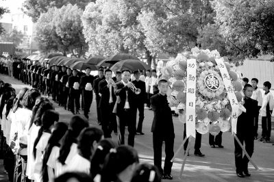 護送陣亡將士遺骸的隊伍緩緩走入殤墓園。