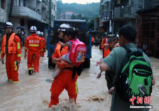 6月19日，短時(shí)強(qiáng)降雨導(dǎo)致福州長樂市玉田鎮(zhèn)轄區(qū)內(nèi)多處被洪水圍困，大量人員被困。朱曉航 黃綠榮 圖/文