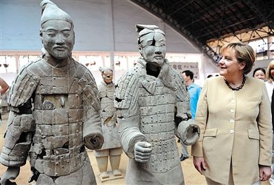 2010年7月17日，西安，默克爾參觀兵馬俑，慶祝生日。