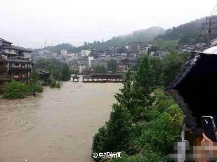 湖南鳳凰連降暴雨古城被淹 景區(qū)關(guān)閉全城停電