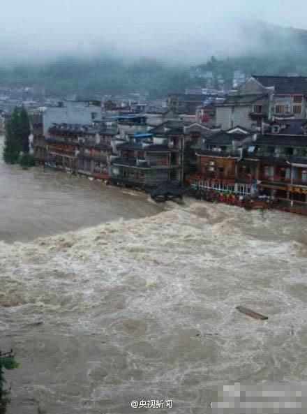 湖南鳳凰連降暴雨古城被淹 景區(qū)關(guān)閉全城停電