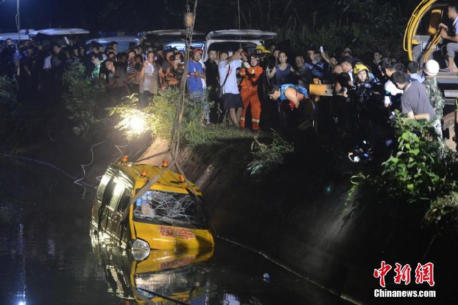 湖南湘潭校車翻入水庫致車上11人死亡