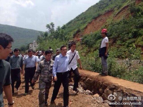 李克強(qiáng)徒步前往這次地震的震中龍頭山鎮(zhèn)(圖片來自于云南信息報(bào)微博)