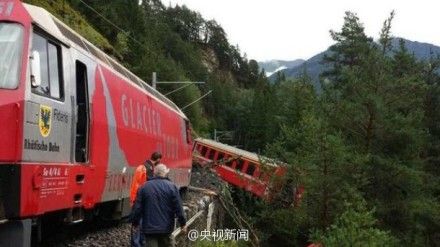 瑞士載200人火車(chē)遇山崩脫軌車(chē)廂滾下山崖