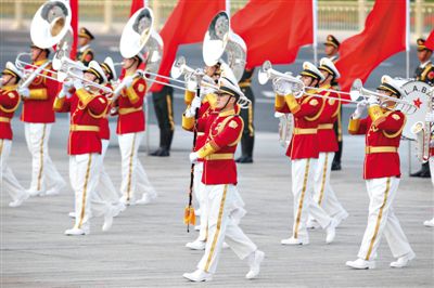 昨日，紅白相配的解放軍軍樂團(tuán)行進(jìn)演奏服亮相。杜洋 攝