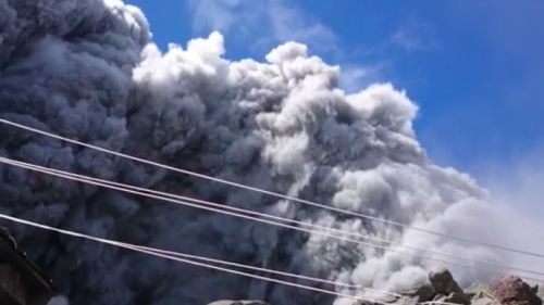 日本御岳火山爆發(fā)已導(dǎo)致8人受傷約250人被困（圖）