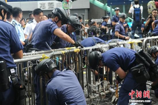 11月26日，香港法庭執(zhí)達(dá)主任在旺角彌敦道執(zhí)行禁制令，清除非法障礙物，后因受阻而要求警方協(xié)助執(zhí)行。