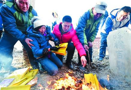 昨日，呼格吉勒圖的父母揣著無罪判決書的復(fù)印件來到兒子墳前祭奠?！?新華社