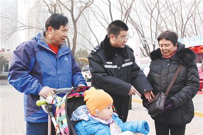 朝陽國際風情節(jié)，周小勇（中）提醒老人注意安全。朝陽公安分局供圖