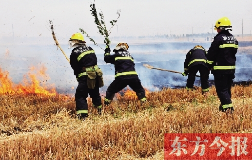 消防隊(duì)員在滅火