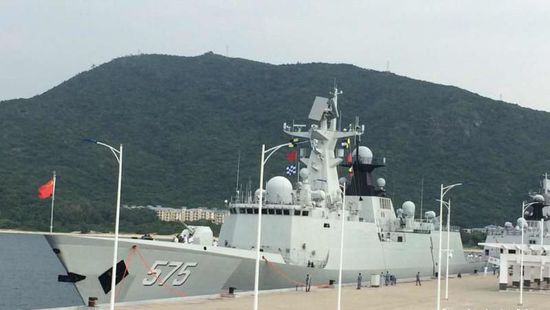 中國(guó)海軍艦艇編隊(duì)12日上午從三亞起航，參加“和平友誼-2015”中馬兩軍首次實(shí)兵聯(lián)演。