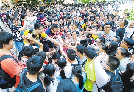 李祖明給考生發(fā)紅包和鼓勵信