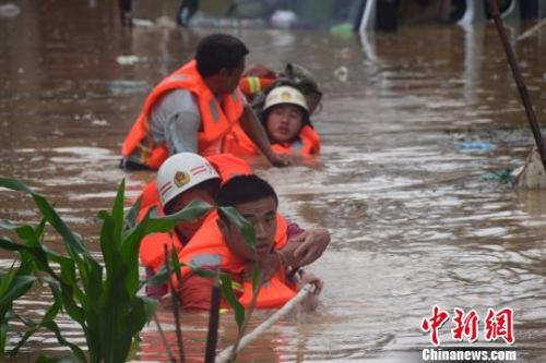 資料圖：6月20日，貴州省黔西南州暴雨成災(zāi)。圖為消防員抗洪救人。　黔西南消防 攝