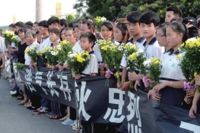 解放軍南蘇丹維和烈士遺體回家 20萬(wàn)人夾道迎接