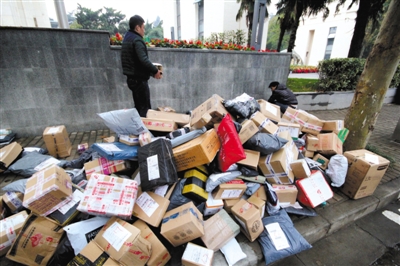 2015年11月19日，江蘇省南京市，河海大學校園外的路上大堆的快遞。圖/視覺中國