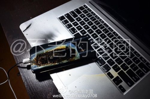 根據(jù)圖片來看，蘋果MacBook Pro筆記本觸控面板左邊部分被熏黑，而且該網(wǎng)友也提供了充電設(shè)備，就是三星Note 7原裝充電器。