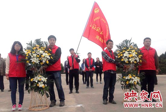 采訪團向革命先烈敬獻花藍(lán)