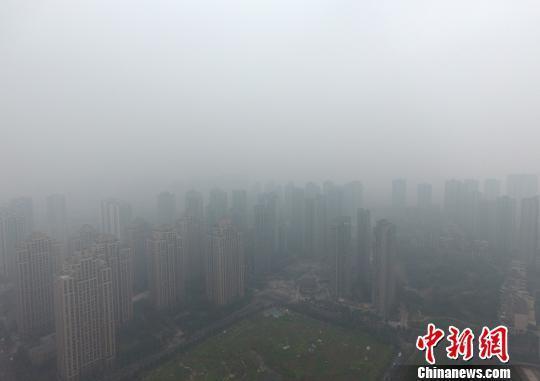  1月5日，重慶主城上空一片灰蒙蒙。