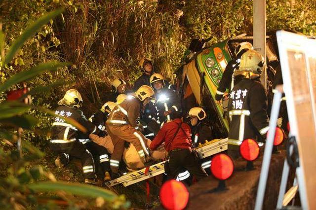 臺灣發(fā)生游覽車翻車坡事故 17人無生命跡象