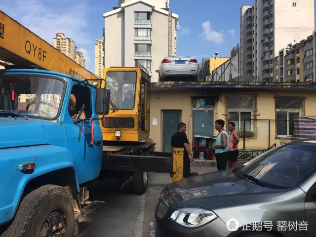 女司機(jī)與保安沖突停車堵門 物業(yè)雇吊車讓其上天