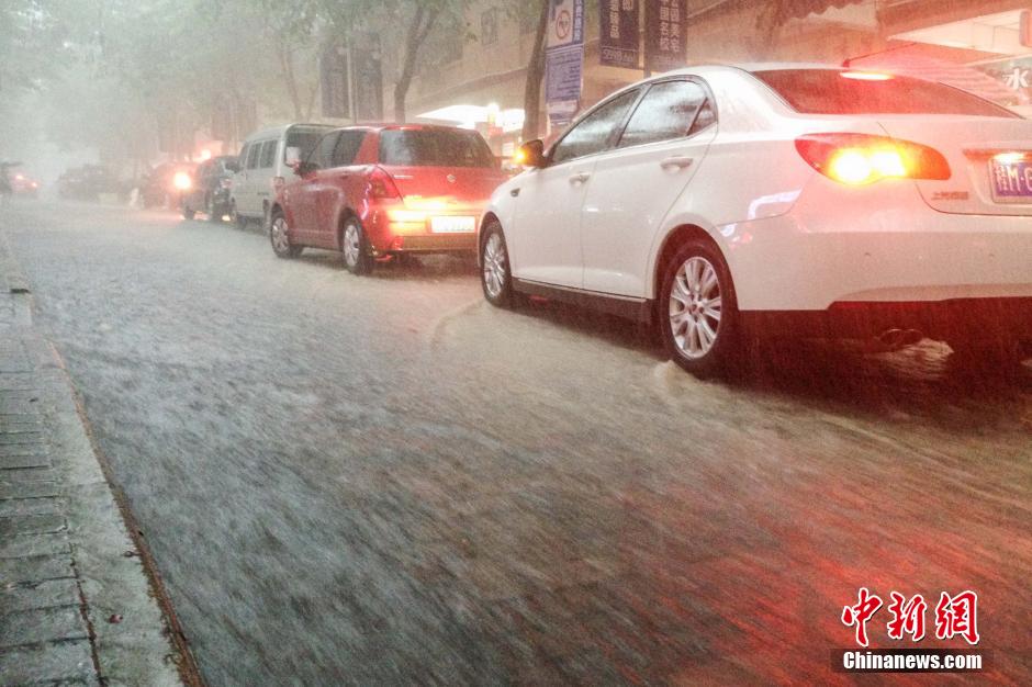 南寧暴雨如注 道路水流成河