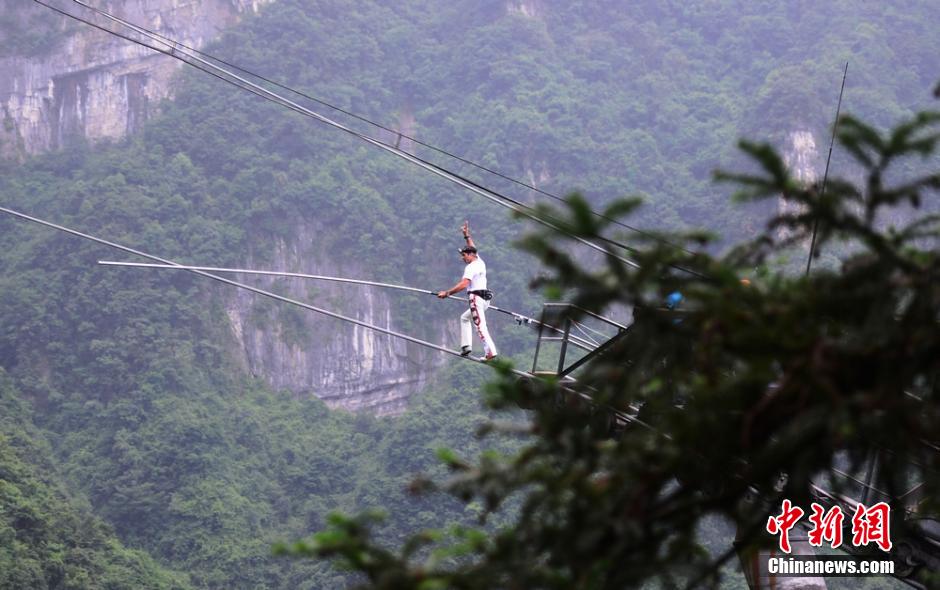 歐洲高空王再戰(zhàn)張家界天門(mén)山索道 中途放棄