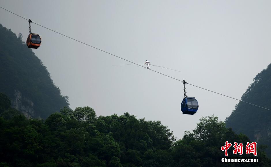 歐洲高空王再戰(zhàn)張家界天門(mén)山索道 中途放棄