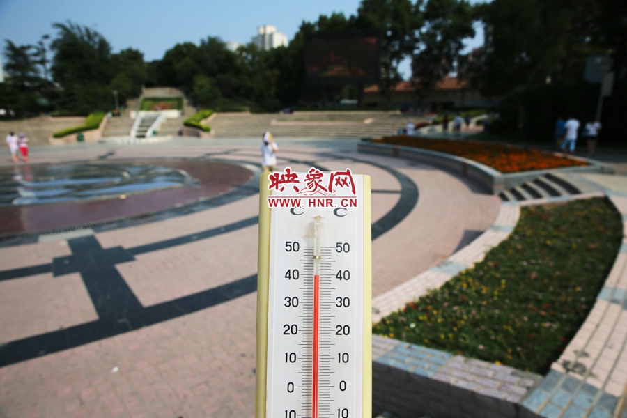 7月8日下午，紫荊山公園氣溫為39度（溫度計(jì)懸空測(cè)量），相比人防納涼處高14度。