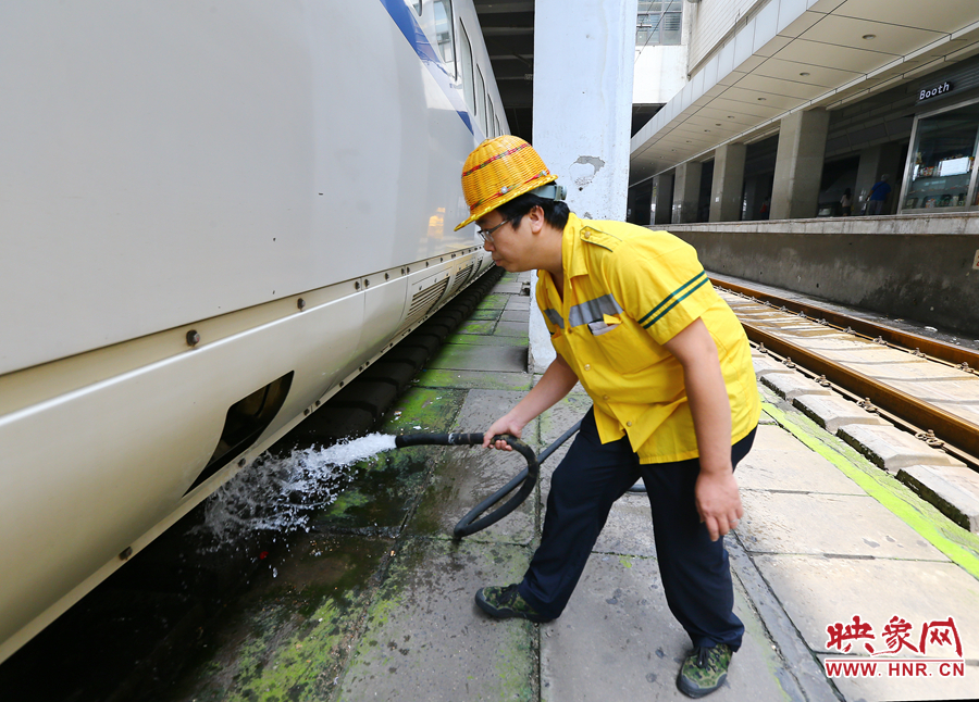 高溫下的河南表情之二:鄭州火車(chē)站上水工