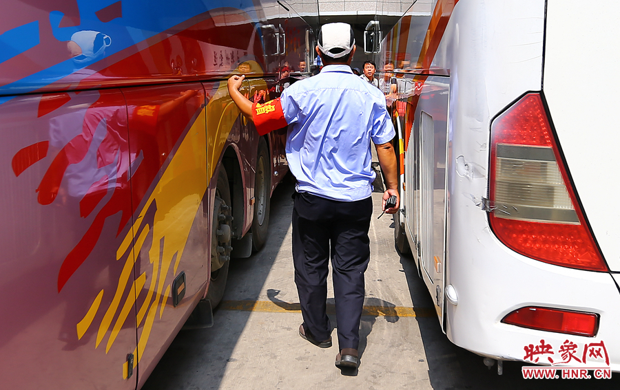 在車場指揮了十來分鐘，調(diào)度員的后背已被汗水浸透