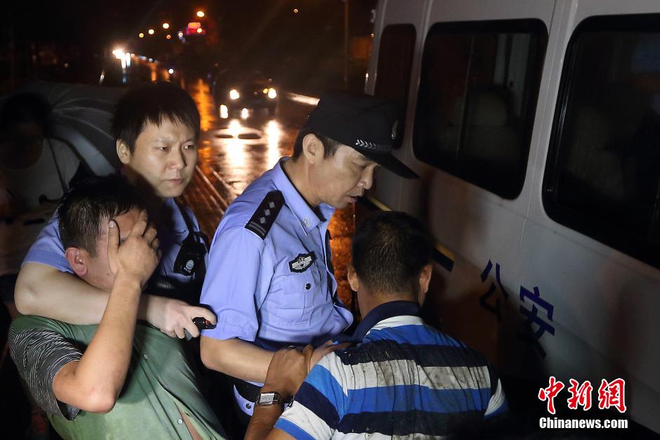 7月24日晚,南京警方將查獲的酒后駕駛車輛的男子控制,該男子涉嫌酒后駕車、肇事逃逸。