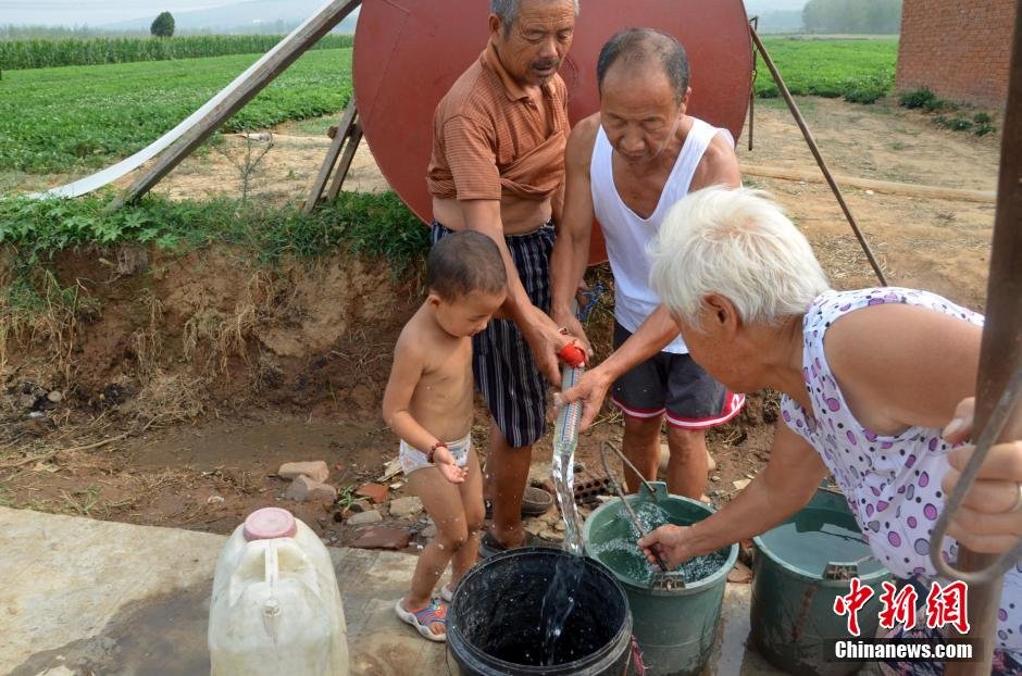 逾1200位村民只能依靠當?shù)厮块T新打的一口深80米的機井取水飲用。