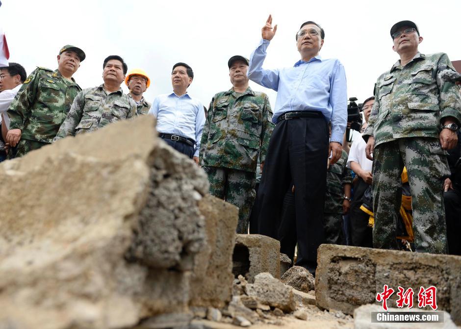 李克強(qiáng)總理察看震中災(zāi)情為生命讓路