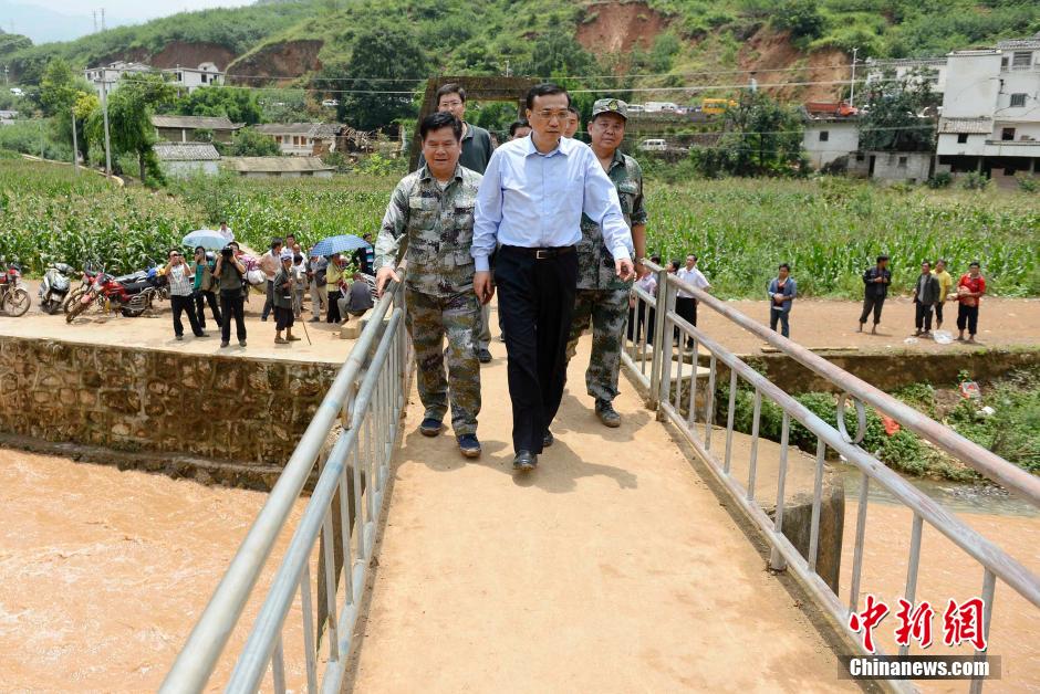 李克強(qiáng)總理察看震中災(zāi)情為生命讓路