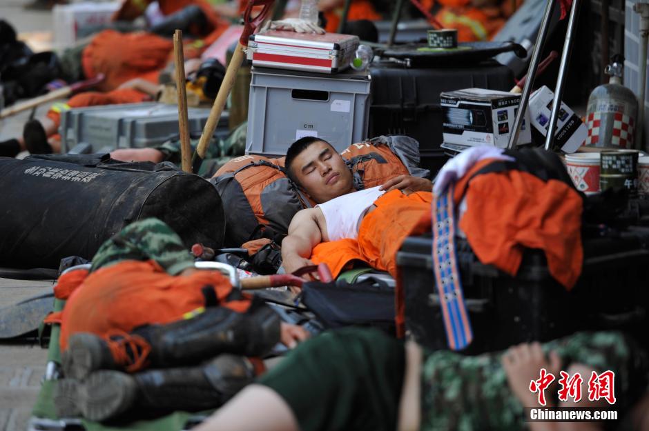 8月6日，龍頭山鎮(zhèn)，疲倦的救援官兵席地而眠。