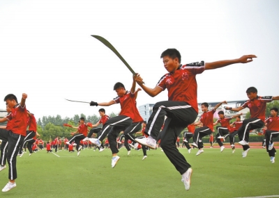 7月1日學(xué)員乘坐20多輛大巴奔赴南京適應(yīng)場地和排練節(jié)目,每天武術(shù)基本功訓(xùn)練必不可少。