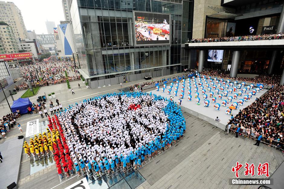 圖為來自全國(guó)各地的1293名粉絲共同完成史上最大的哆啦A夢(mèng)拼圖。