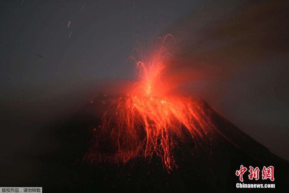 當?shù)貢r間8月24日，厄瓜多爾通古拉瓦火山噴發(fā)，熔巖噴出宛如末世。