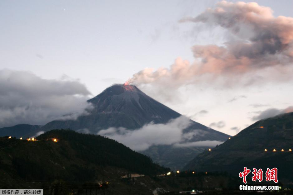 當?shù)貢r間8月24日，厄瓜多爾通古拉瓦火山噴發(fā)，熔巖噴出宛如末世。