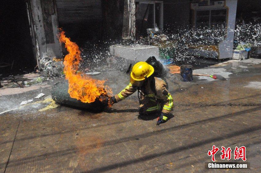 浙江溫州飯攤起火 消防員搶“定時炸彈”